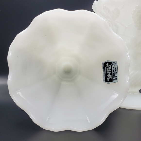 Anchor Hocking White Milk Glass Vase Vintage Grapes Ivy Pattern Anchorglass - Picture 6 of 10